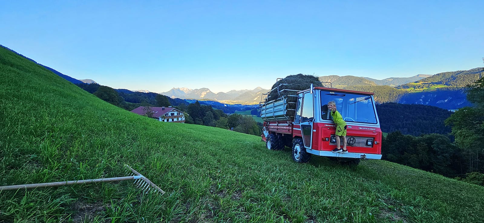 Heuernte am Oberberg – beladener Transporter auf der Bergwiese