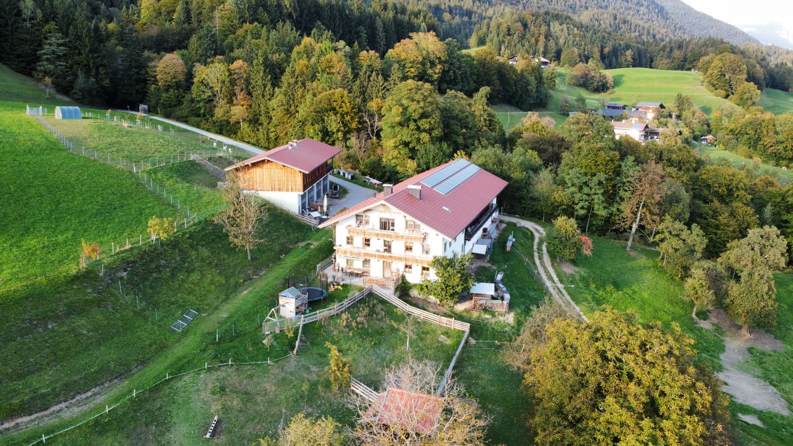 Hof Kruckenhaus aus der Luft im Herbst – Wohnhaus, Stall, Weiden und Bergwald