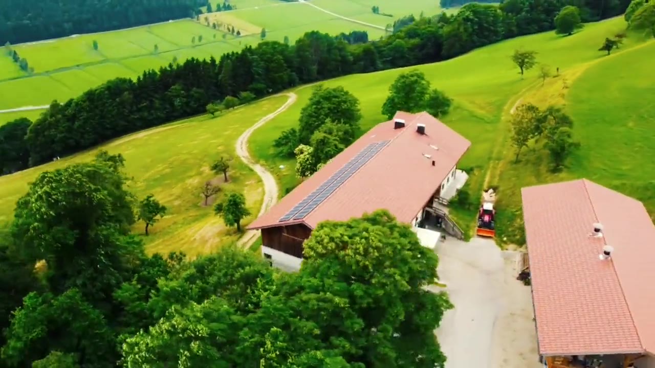 Der Hof am Oberberg aus der Luft – Ausgangspunkt für den Spaziergang zum Berglsteiner See