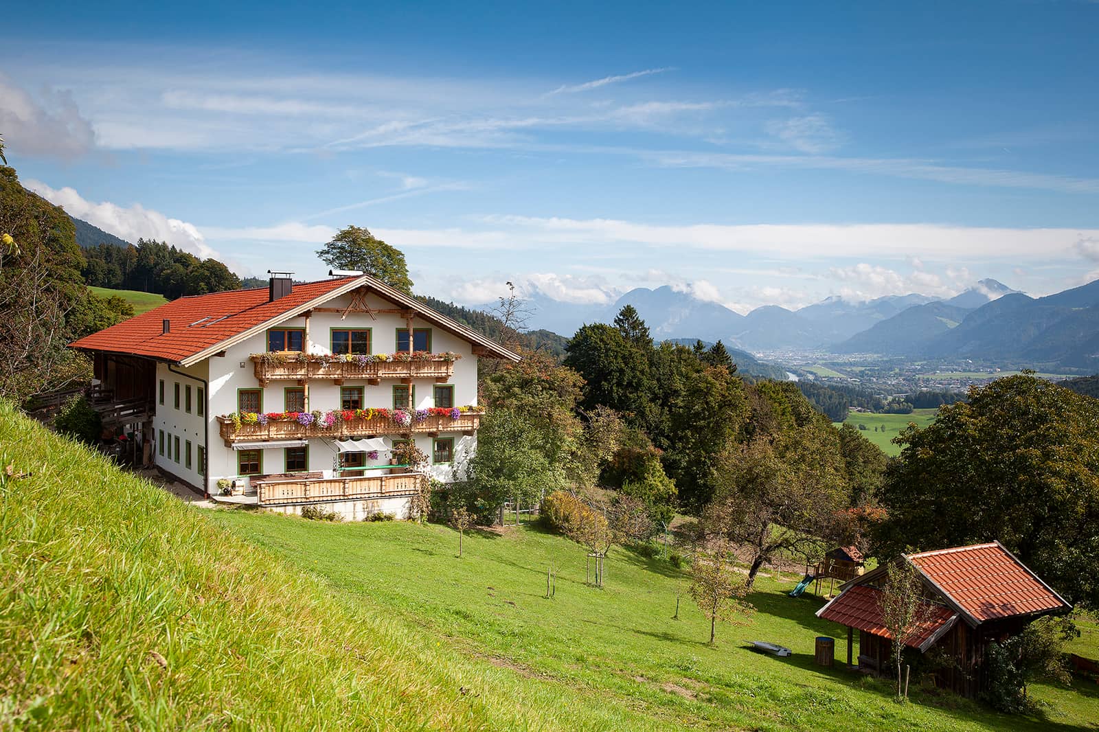 Hof Kruckenhaus am Oberberg mit Blick über das Inntal