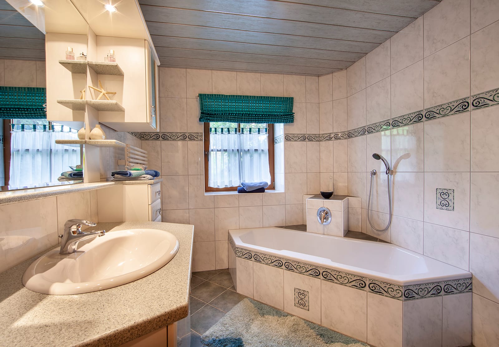 Badezimmer mit Eckbadewanne und Waschtisch