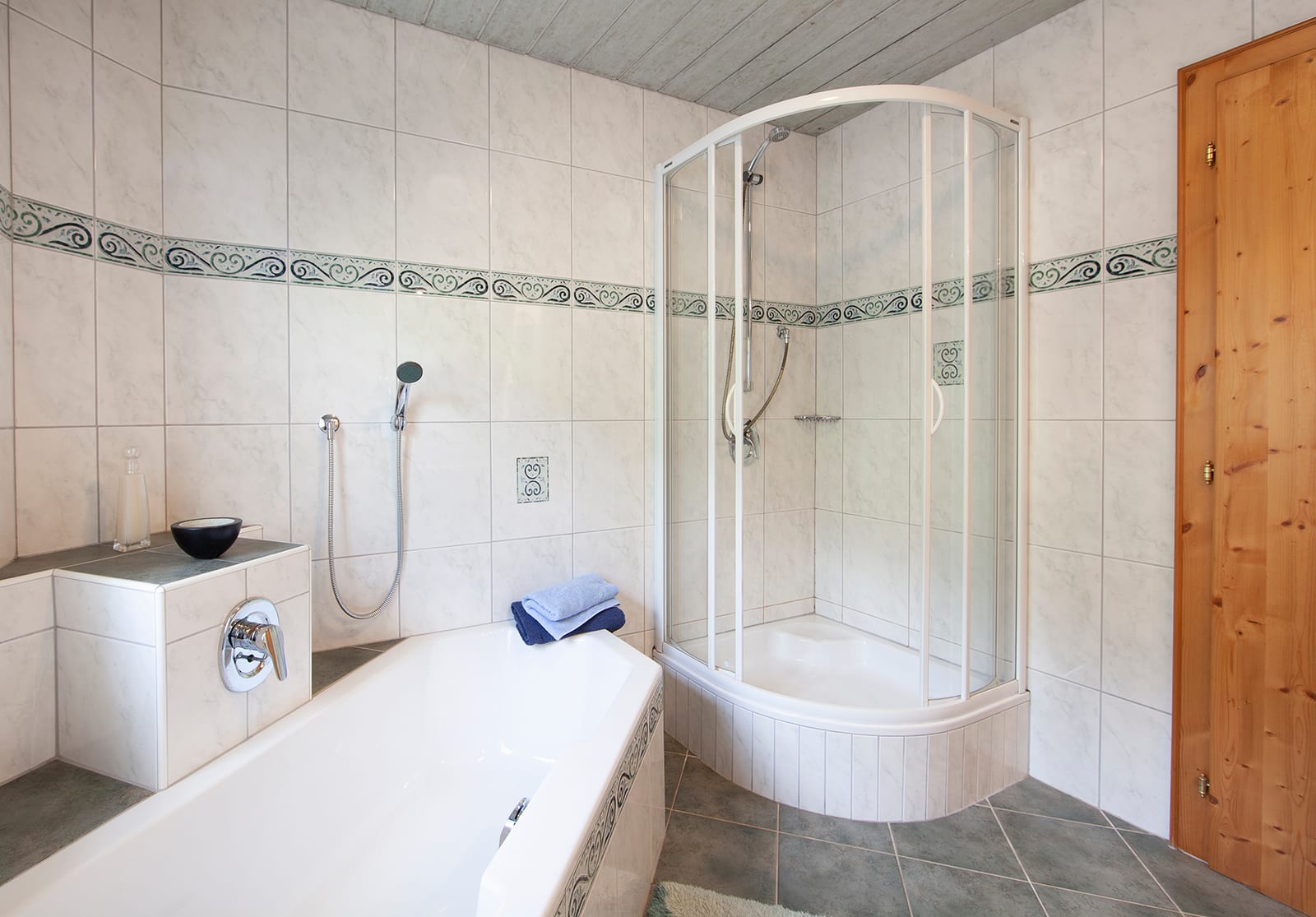 Badezimmer mit Dusche und Badewanne