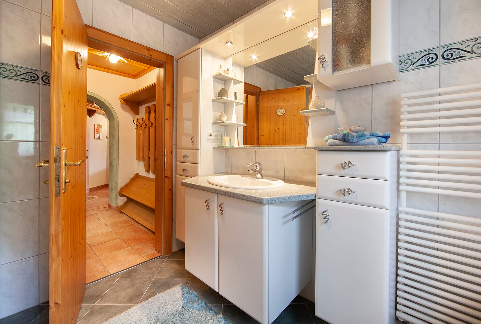 Waschtisch mit Spiegelschrank und Handtuchheizkörper