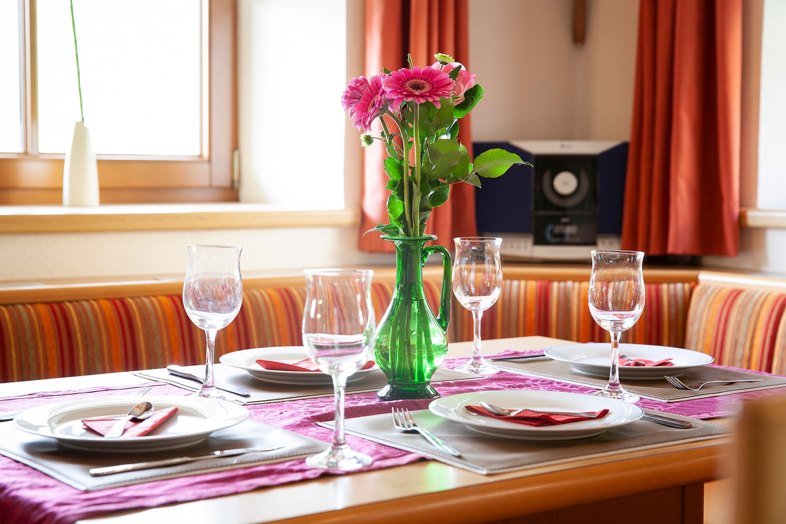 Gedeckter Tisch in der Essecke
