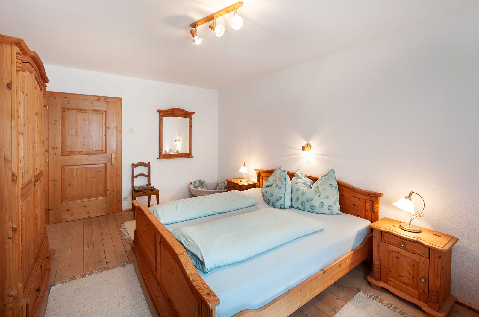 Schlafzimmer mit Doppelbett, Blick zur Tür