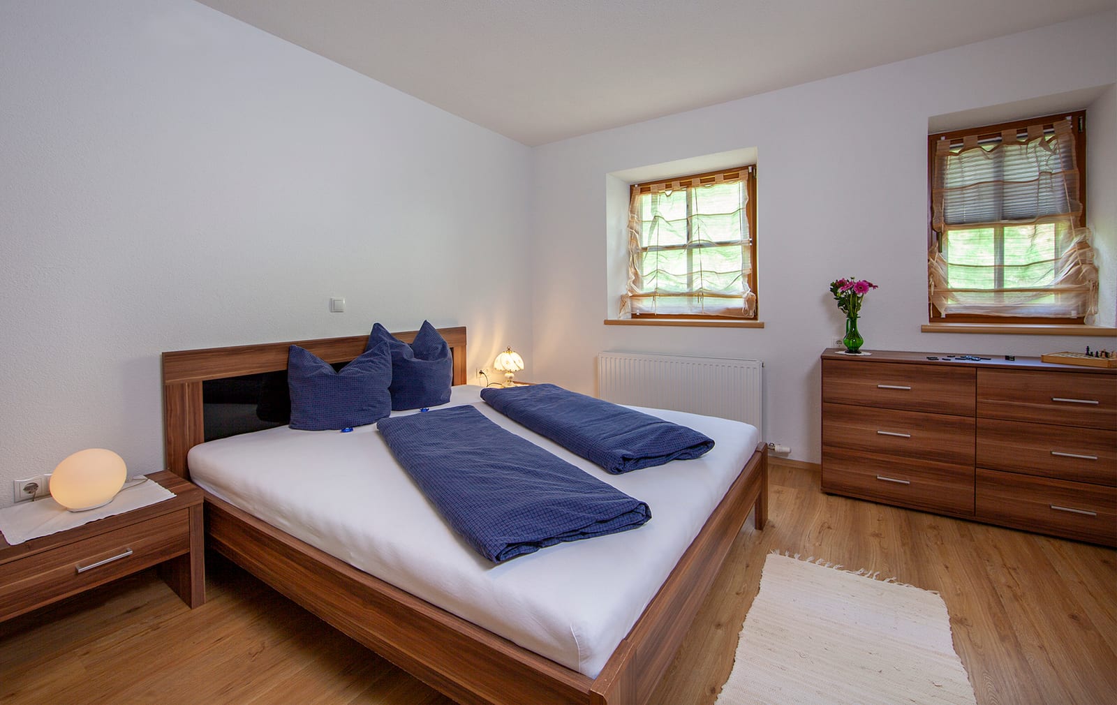 Zweites Schlafzimmer mit Doppelbett und Kommode