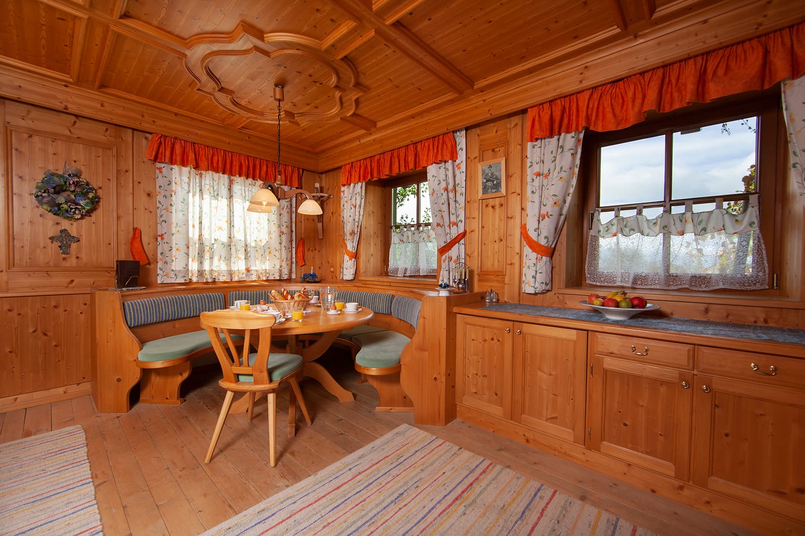 Stube der Ferienwohnung mit großem Tisch und Blick ins Freie