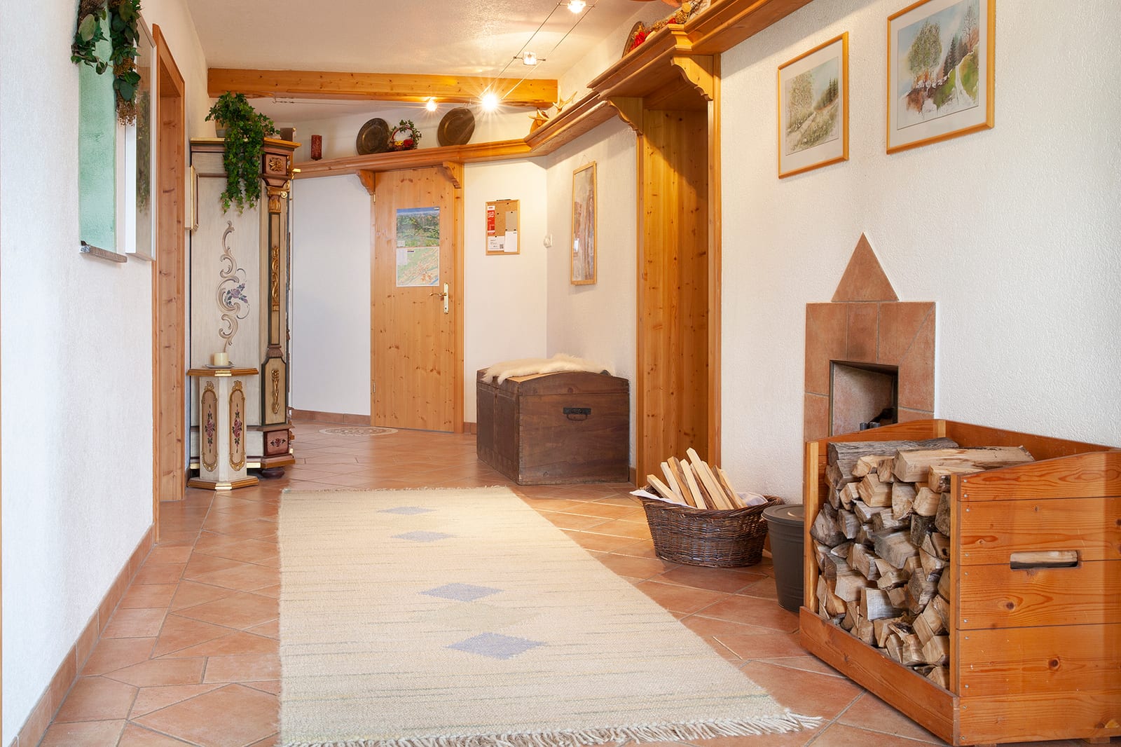 Heller Vorraum mit Holzkorb fürs Ofenholz